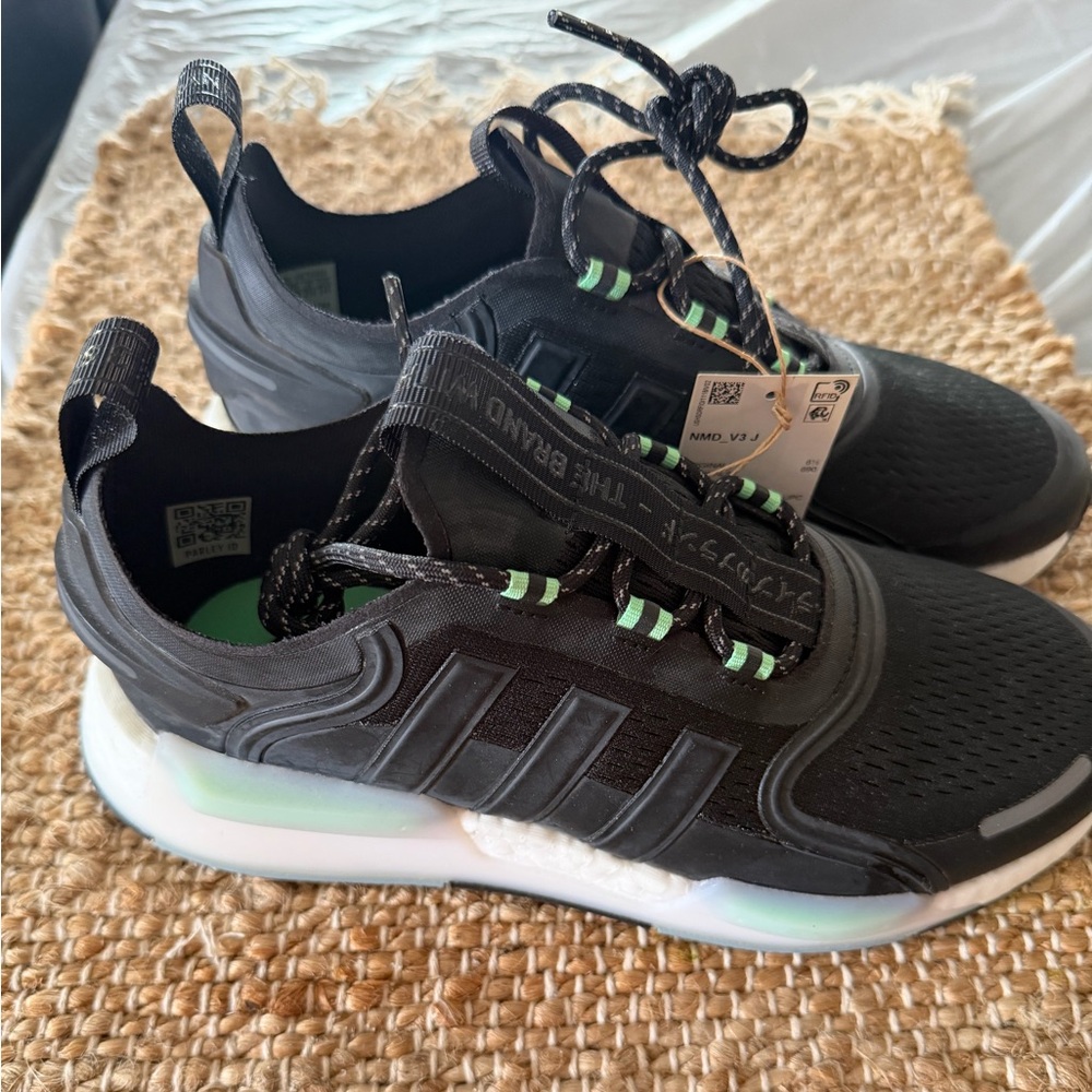 NEW ADIDAS Size 7 NMD V3 Lace Up Sneakers (Big Kid)